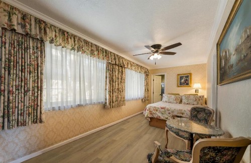 Carmel Inn & Suites - image 5