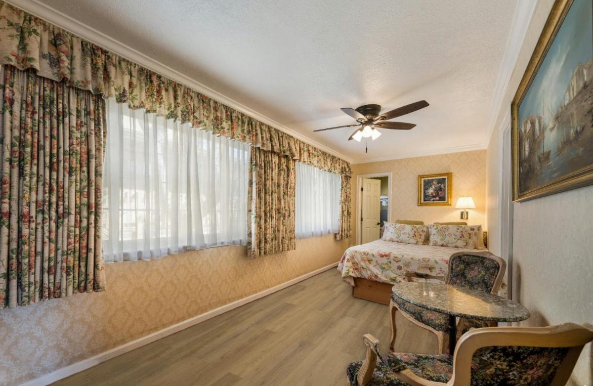 Carmel Inn & Suites - image 5
