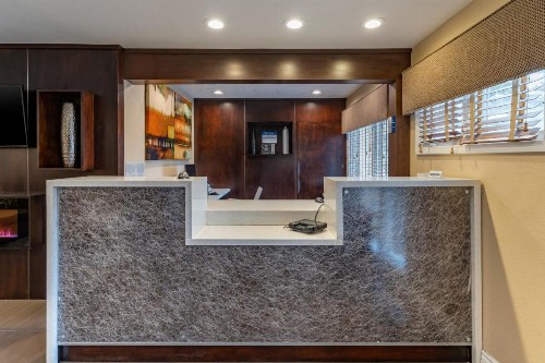 Best Western Carmel's Town House Lodge - image 2