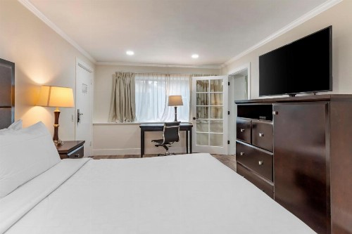 Best Western Carmel's Town House Lodge - image 25