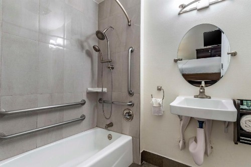 Best Western Carmel's Town House Lodge - image 30