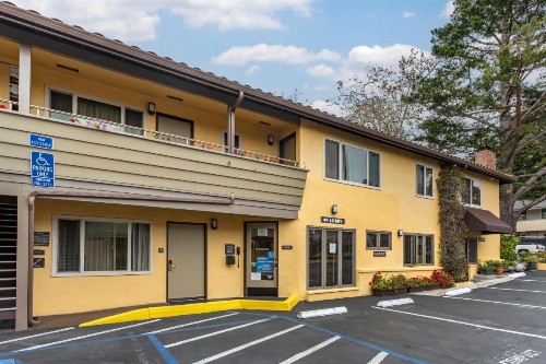 Best Western Carmel's Town House Lodge - image 4