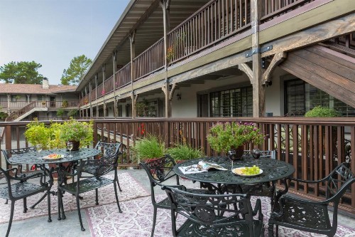 Coachman's Inn A Four Sisters Inn - image 9