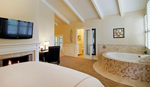 Carriage House Inn - image 11