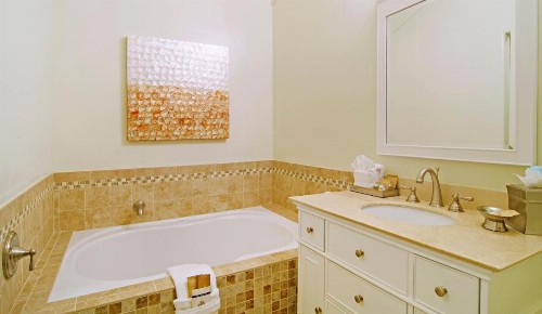 Carriage House Inn - image 15