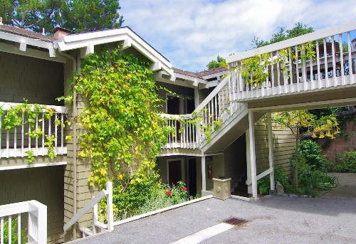 Carriage House Inn - image 28