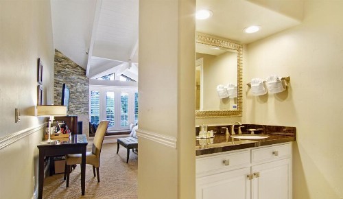 Carriage House Inn - image 37