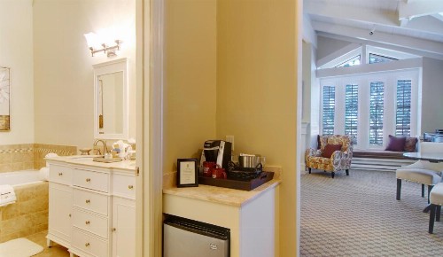 Carriage House Inn - image 43