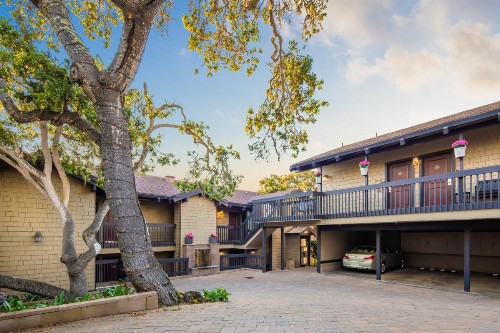 Carriage House Inn - image 48