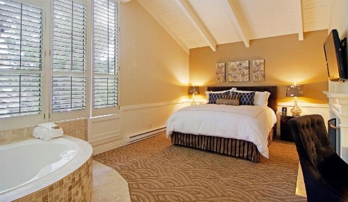 Carriage House Inn - image 8