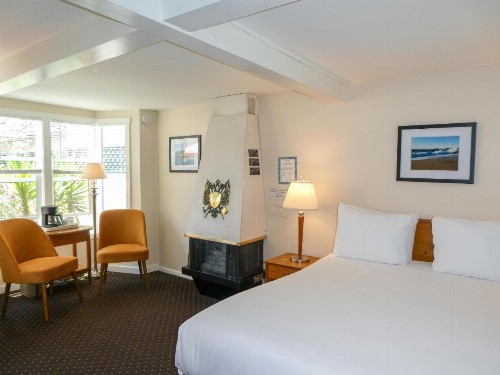 Carmel Fireplace Inn - image 10