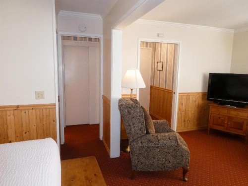 Carmel Fireplace Inn - image 12