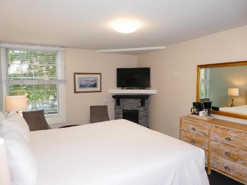 Carmel Fireplace Inn - image 22