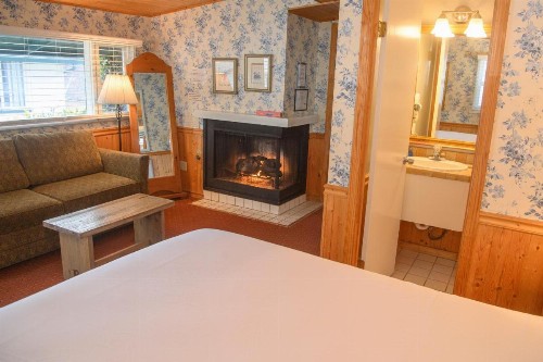 Carmel Fireplace Inn - image 34