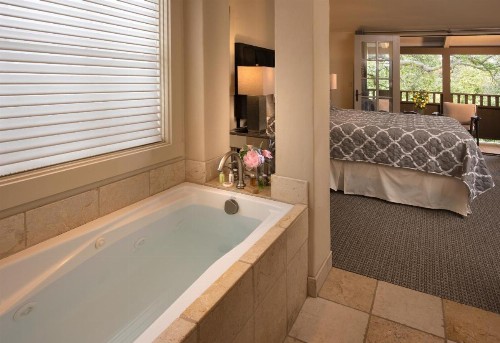 Carmel Country Inn - image 11