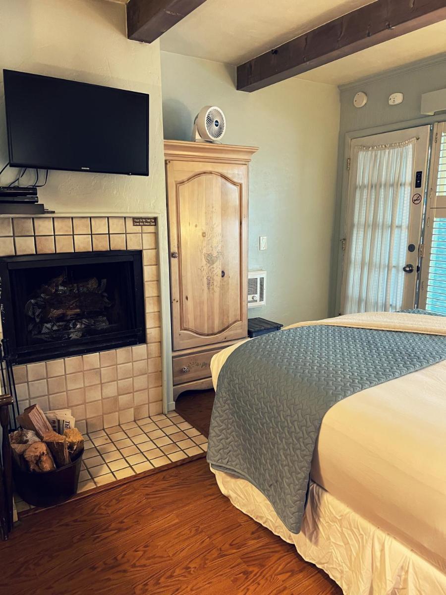 Carmel Garden Inn - image 2