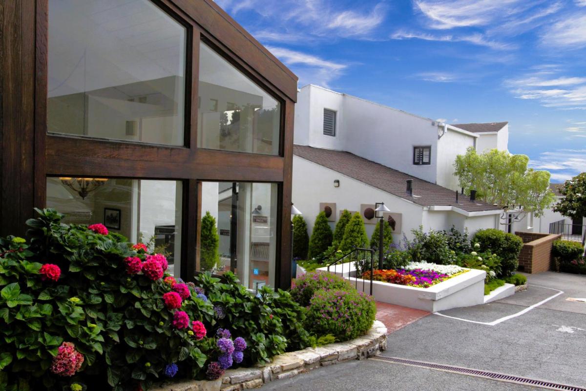 Lobos Lodge - main image