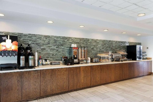 La Quinta by Wyndham Omaha Airport Downtown - image 11