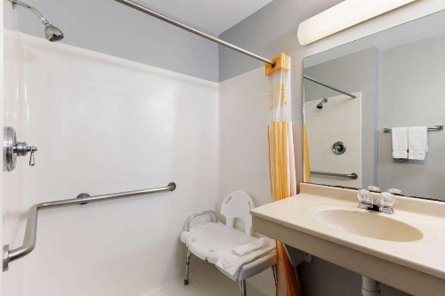 La Quinta by Wyndham Omaha Airport Downtown - image 16