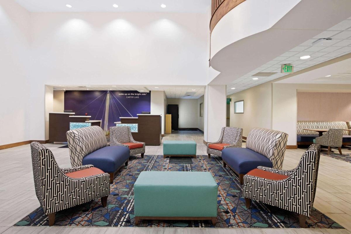 La Quinta by Wyndham Omaha Airport Downtown - image 2