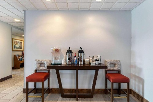 La Quinta by Wyndham Omaha Airport Downtown - image 21