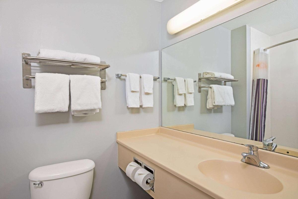 La Quinta by Wyndham Omaha Airport Downtown - image 3