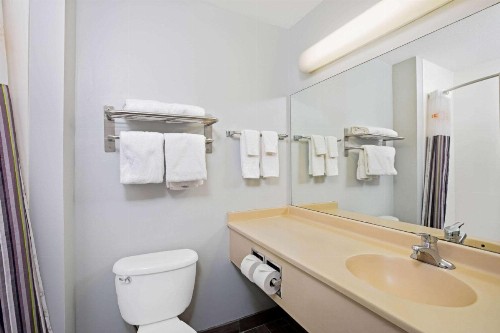 La Quinta by Wyndham Omaha Airport Downtown - image 5