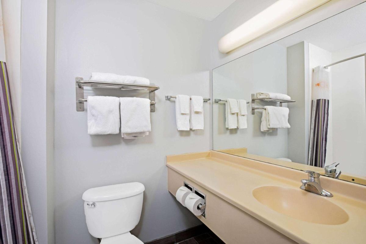 La Quinta by Wyndham Omaha Airport Downtown - image 5