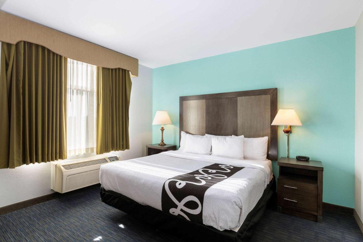 La Quinta by Wyndham Omaha Airport Downtown - image 6