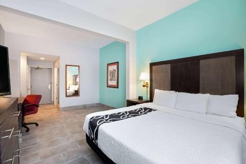 La Quinta by Wyndham Omaha Airport Downtown - image 9