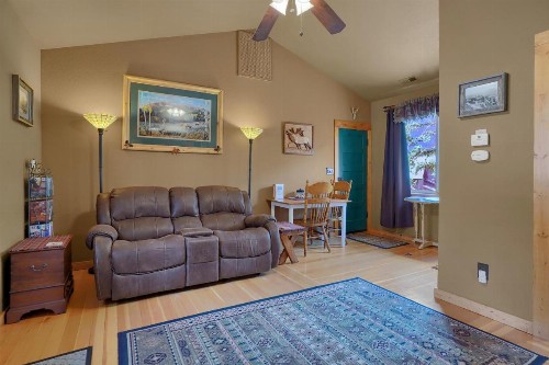 Rocky Mountain Lodge - image 8