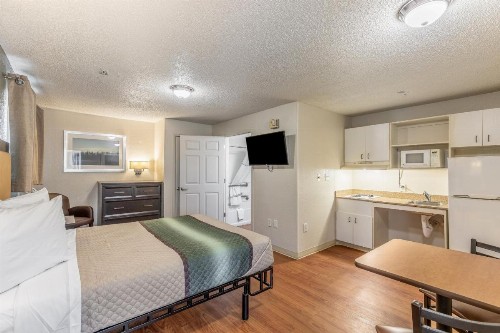 HomeTowne Studios by Red Roof Orlando - Casselberry - image 10