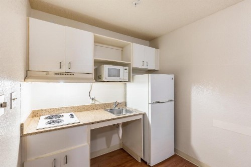 HomeTowne Studios by Red Roof Orlando - Casselberry - image 15