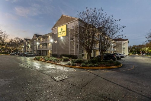 HomeTowne Studios by Red Roof Orlando - Casselberry - image 20