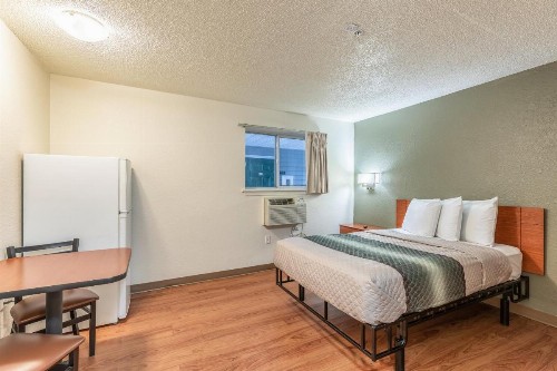 HomeTowne Studios by Red Roof Orlando - Casselberry - image 25