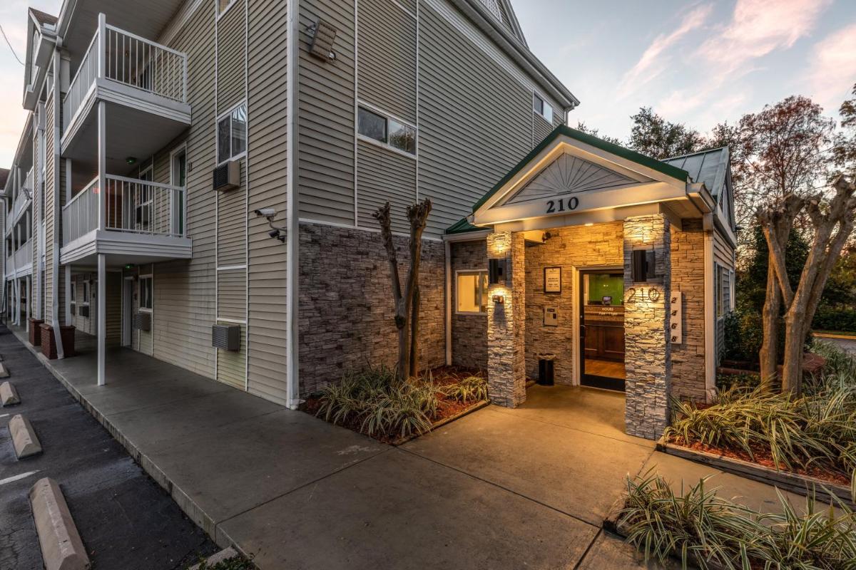 HomeTowne Studios by Red Roof Orlando - Casselberry - image 6