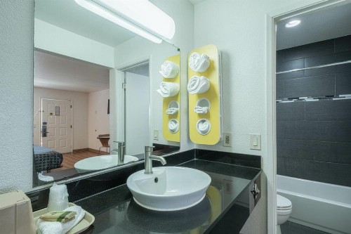 Coastal Valley Inn - Monterey - image 17