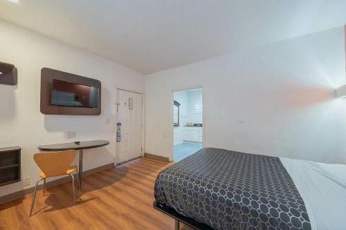 Coastal Valley Inn - Monterey - image 29
