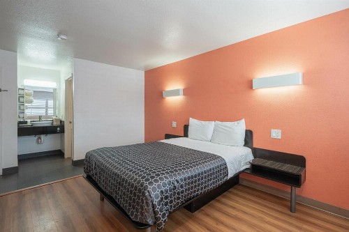 Coastal Valley Inn - Monterey - image 31