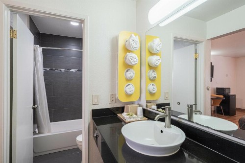Coastal Valley Inn - Monterey - image 34