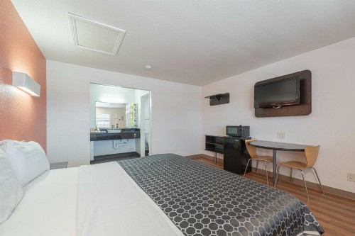 Coastal Valley Inn - Monterey - image 9