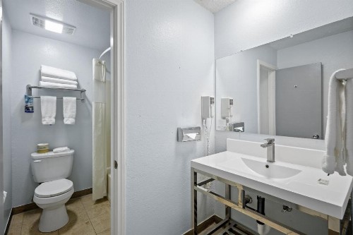 Travelodge by Wyndham Cathedral City - image 10