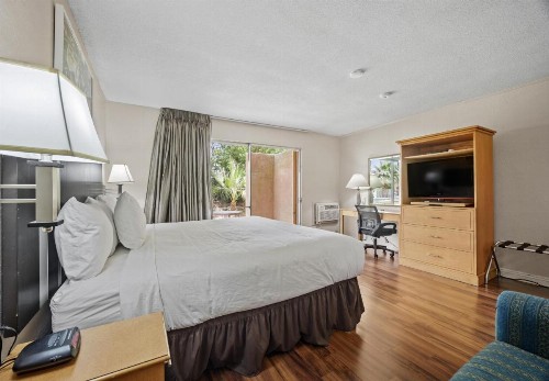 Travelodge by Wyndham Cathedral City - image 13