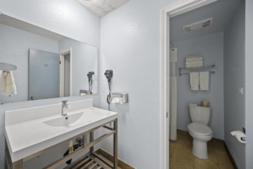 Travelodge by Wyndham Cathedral City - image 14