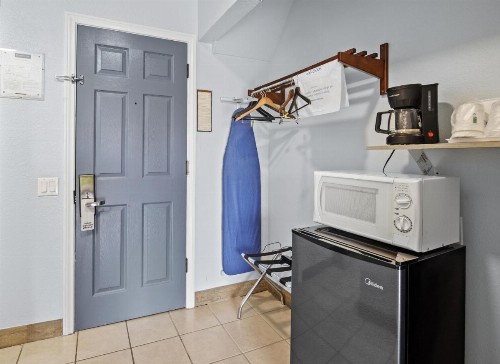 Travelodge by Wyndham Cathedral City - image 2