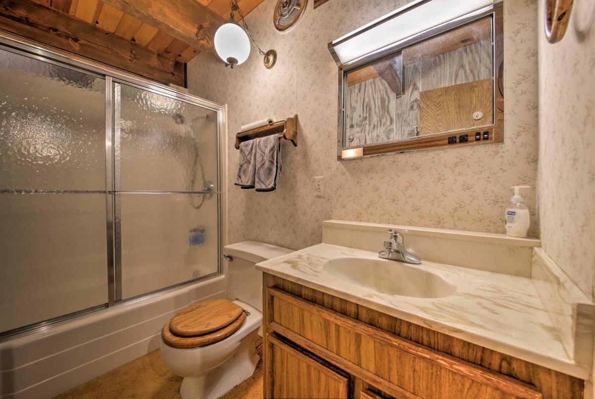 Rustic Lake Arrowhead Cabin - 5 Mins to Village! - image 7