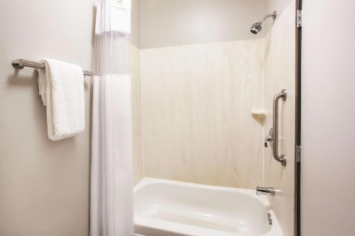 La Quinta by Wyndham Cedar Rapids - image 8