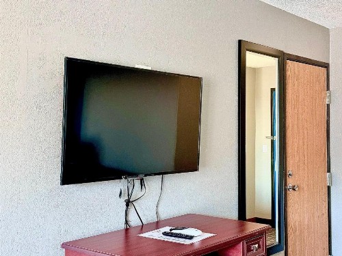 Economy Inn & Suites Cedar Rapids - image 11
