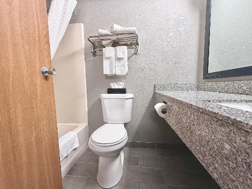 Economy Inn & Suites Cedar Rapids - image 12