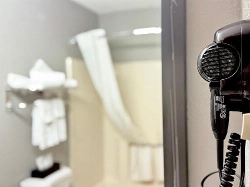 Economy Inn & Suites Cedar Rapids - image 15